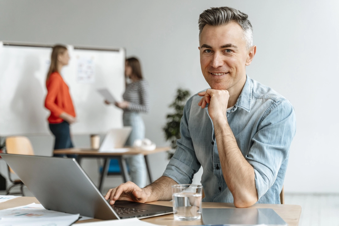 Plataforma digital de LNKARD mostrando interfaz de usuario